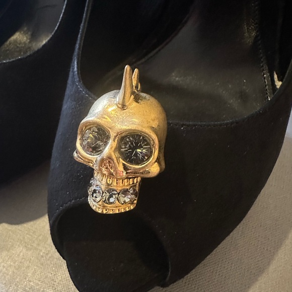Alexander McQueen Black Suede Skull Heels - Picture 4 of 11